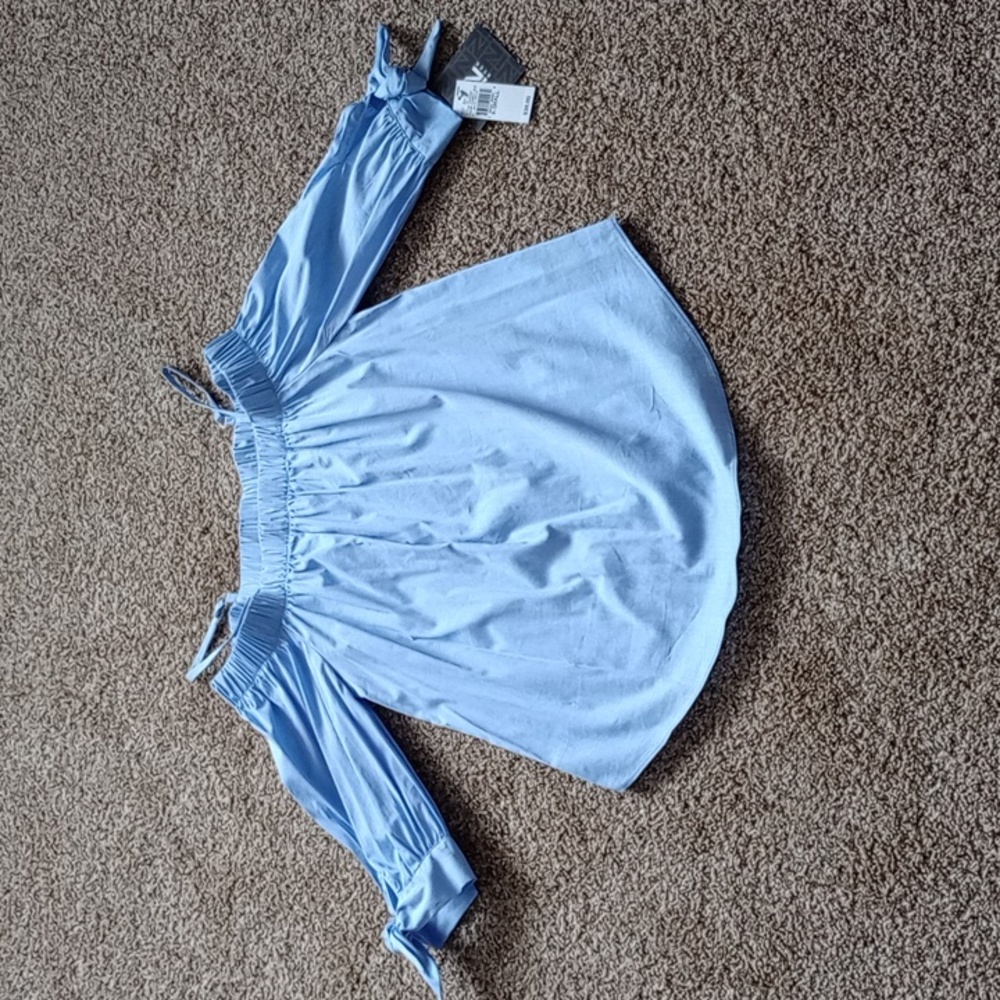 Xsmall, jr's top can be worn sleeveless off the shoulder or with straps the stra